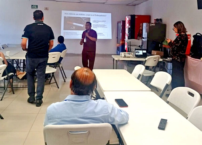 Imparte Salud Municipal taller sobre tabaquismo a empleados de maquiladora