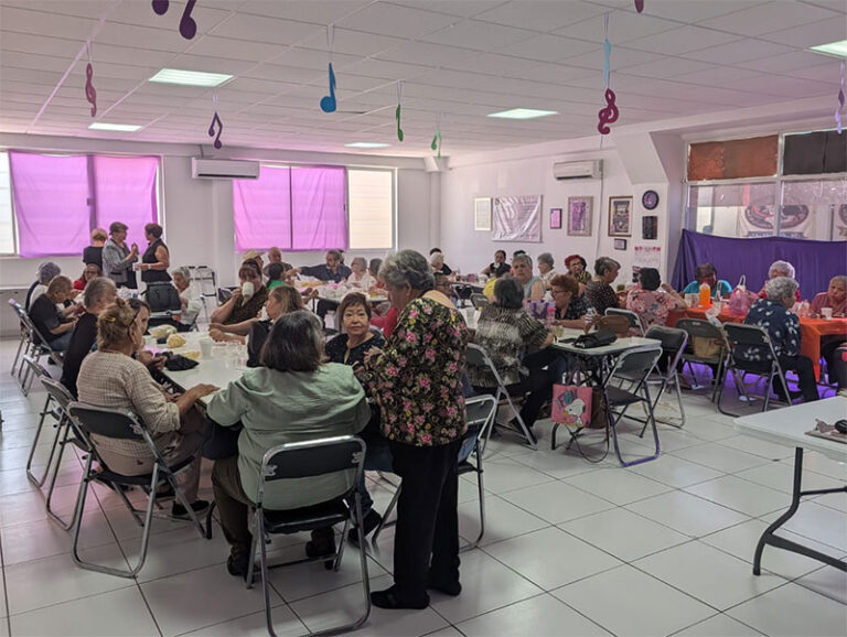 Adultos mayores disfrutan mañana de cine y convivencia en brigada cultural de Centros Comunitarios