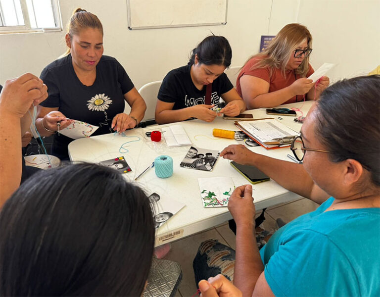 Finaliza el IMM taller de foto-bordado con usuarias de MUCPAZ
