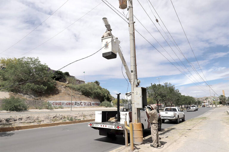 Fortalece Alumbrado Público iluminación en el bulevar Bernardo Norzagaray
