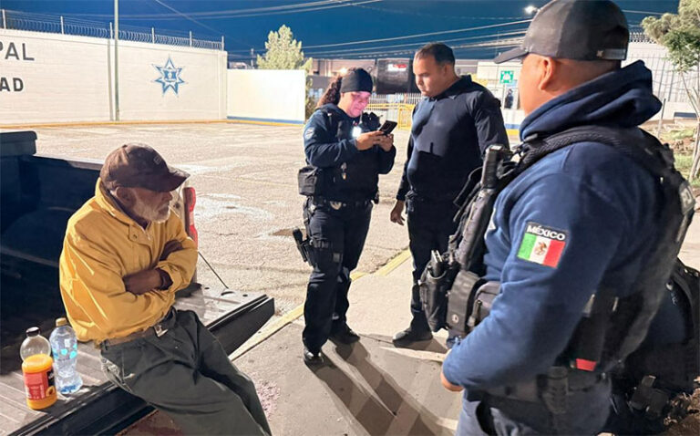 Policías Municipales rescatan y brindan apoyo a adulto mayor de 89 años durante lluvias
