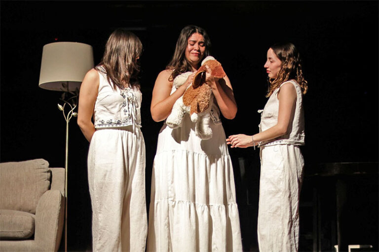 Conmueve al público la obra “Mi alma grita el silencio de mi niña” durante el festival Arte+Arte