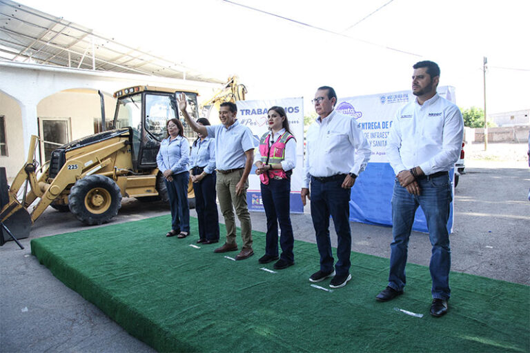 Entrega JCAS y JMAS Meoqui paneles solares y maquinaria en Estación Consuelo