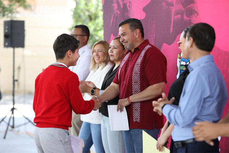 Entrega el Presidente Pérez Cuéllar rehabilitación de la Escuela Primaria Juárez y Reforma