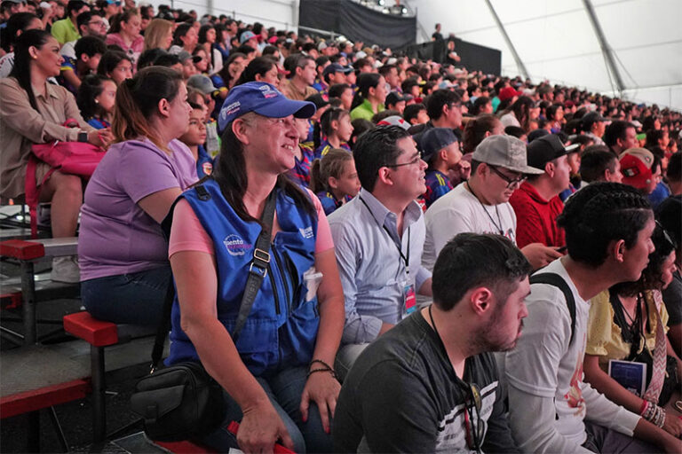 Disfrutan alumnos del Centro de Capacitación para Personas con Discapacidad de recorrido en la Feria de Santa Rita