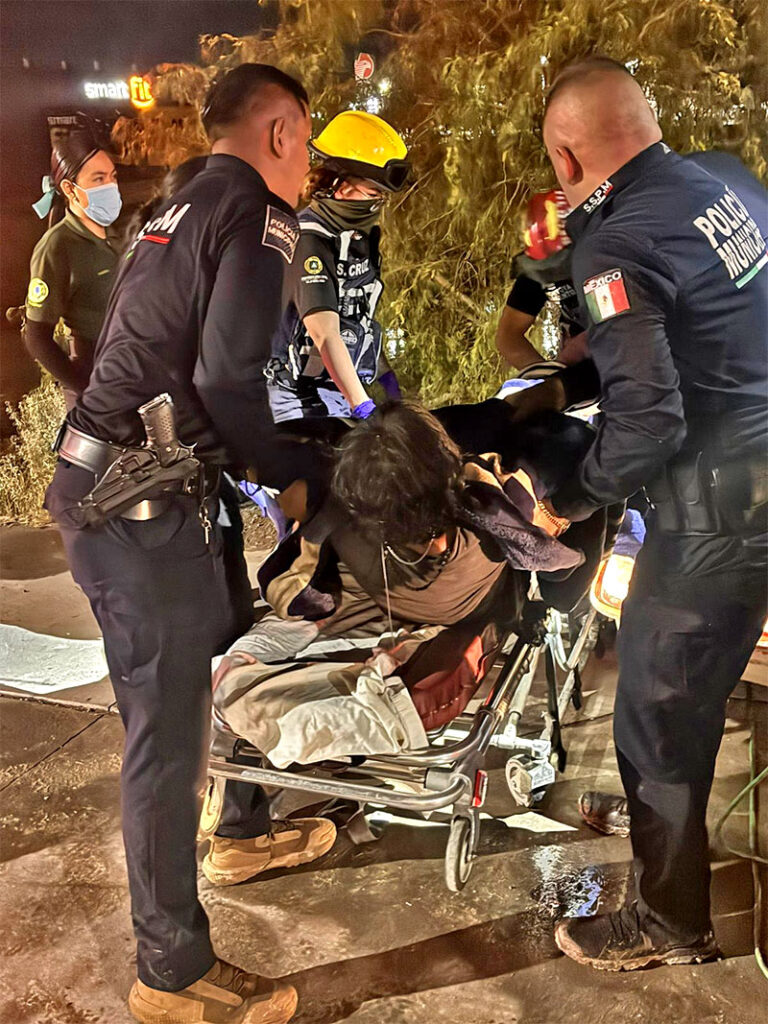 Rescatan policías municipales y cuerpos de emergencia a hombre atrapado por corriente pluvial