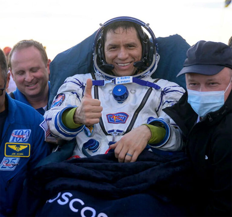 Astronauta latino que va en el Artemis III