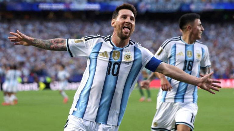 Argentina inicia con triunfo y con tres de Messi