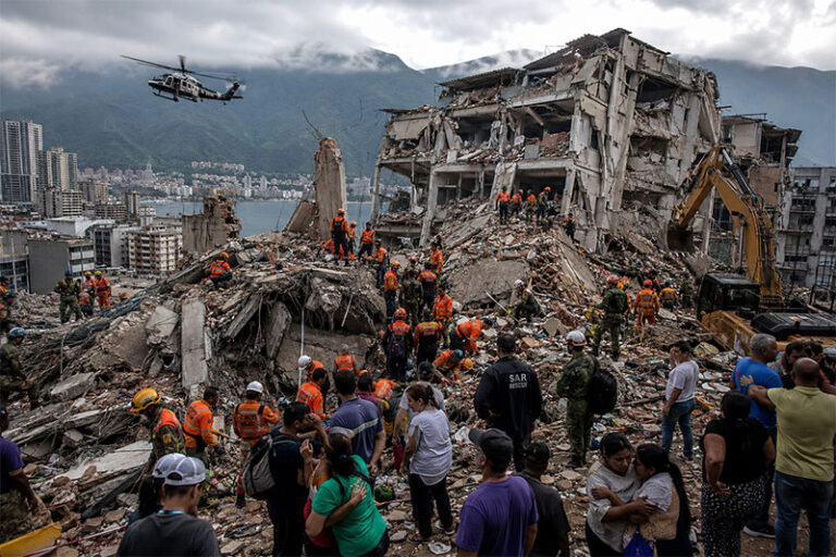 Sobre pasan los 1,400 los muertos en Venezuela, siguen rescatando victimas