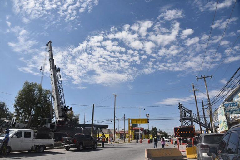 Cierran circulación en la calle Tapioca para la colocación del puente peatonal