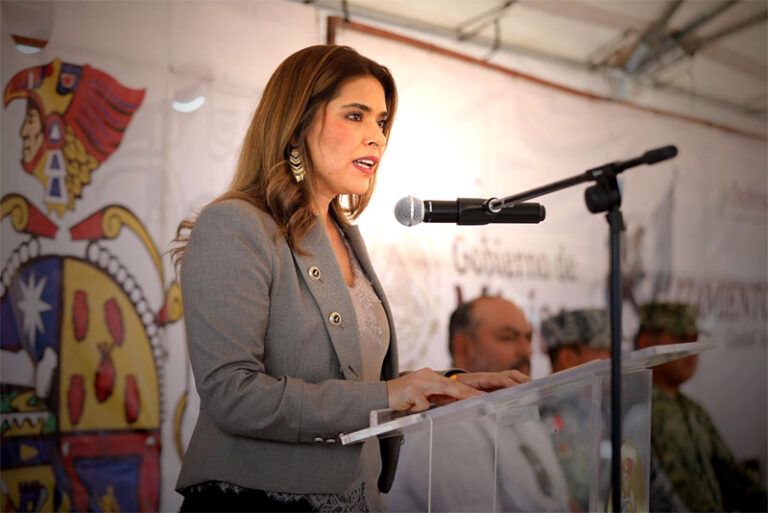 Realizan ceremonia de izamiento de bandera correspondiente al mes de junio