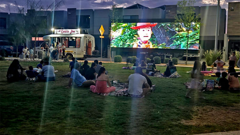 Cine al aire libre fortalece la convivencia en Residencial Montevalle con el programa Cruzarte