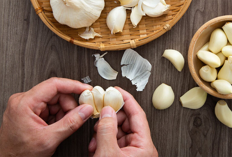 ¿Sabías que las cascaras de ajo te sirven para algo más?