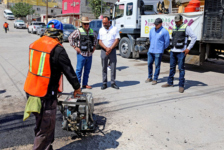 Supervisa Presidente Municipal bacheo en la colonia Galeana