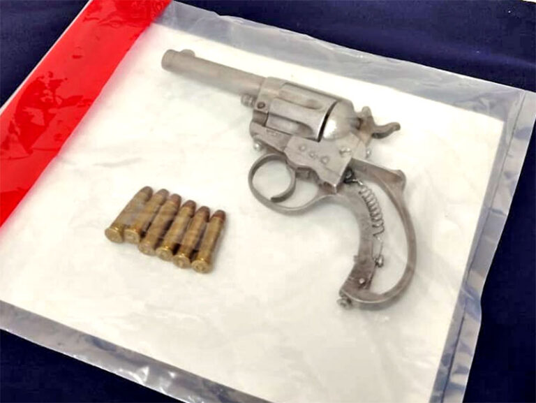 Policías Municipales resguardan un arma de fuego abandonada en la vía pública