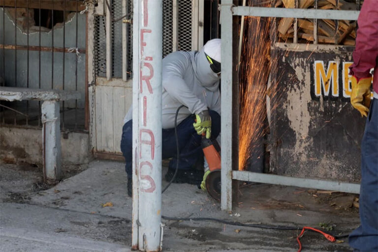 Liberan banqueta invadida por negocio en la colonia Azteca