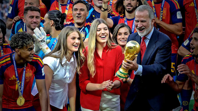 ¿Los Reyes de España e hijas en el Mundial, pero separados?