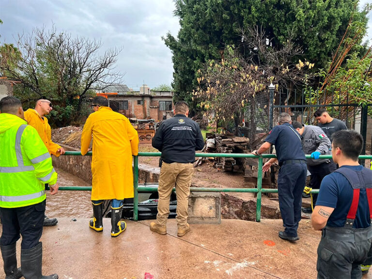 Urge Protección Civil a la población a que evite cruzar por arroyos y calles inundadas