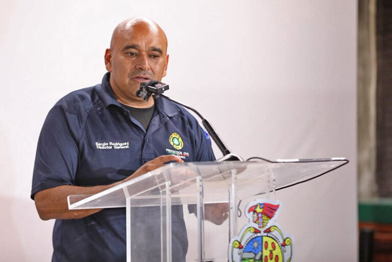 Controlan 90% del incendio en centro de acopio de llantas