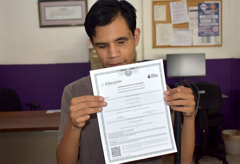 Concluye joven con discapacidad visual su secundaria a través del ICHEA