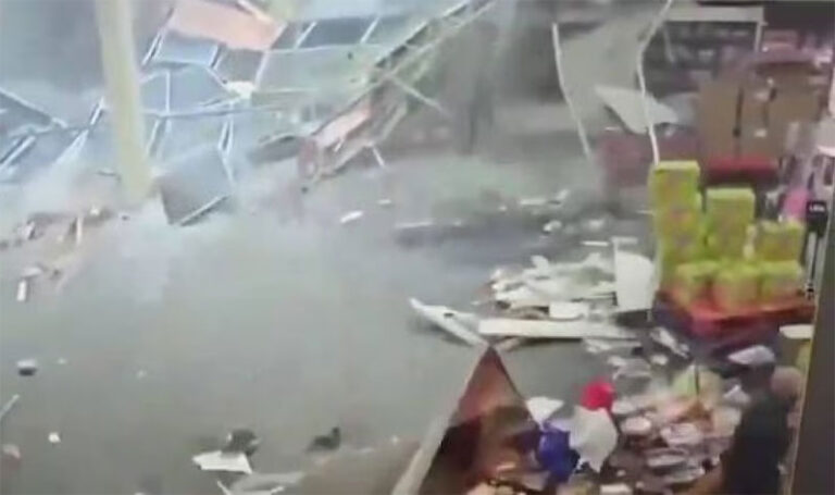 VIDEO: Se derrumba techo de supermercado y cliente salva la vida