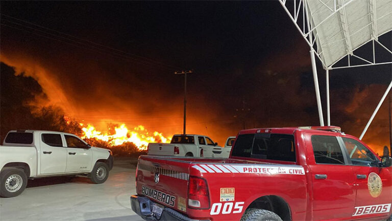 Bomberos contienen incendio en centro de acopio de neumáticos; evitan propagación a millones de llantas