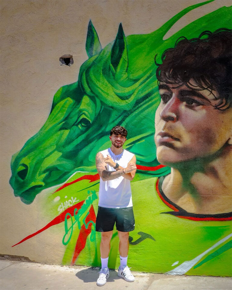 Denzell García firma su mural en el Centro Histórico de la Ciudad