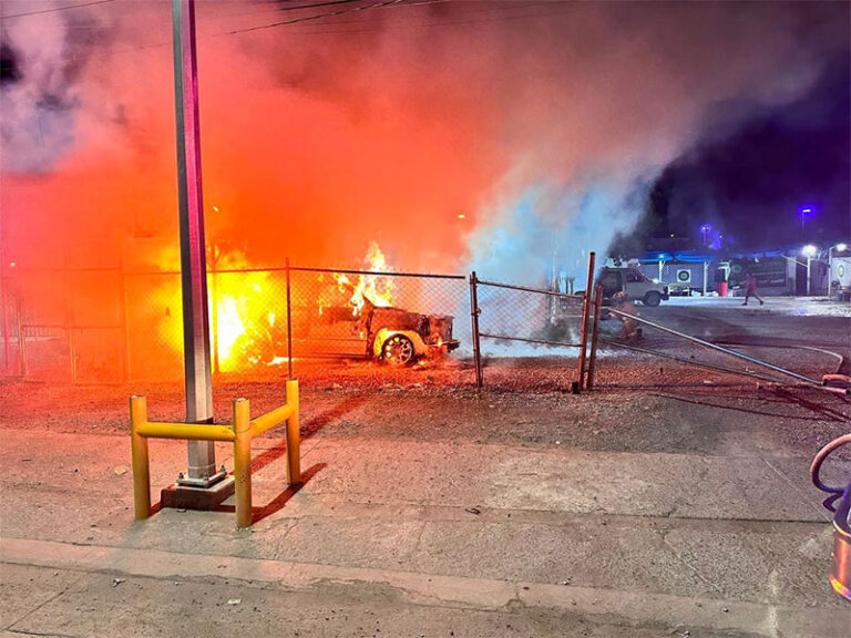 Bomberos y Rescate atendieron 49 servicios en las últimas 24 horas; destaca incendio que consumió dos vehículos y un puesto de comida