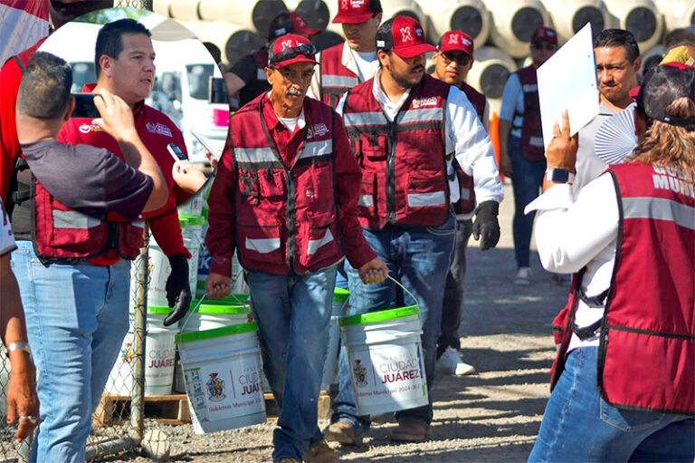 Entrega Desarrollo Social impermeabilizante a familias del suroriente
