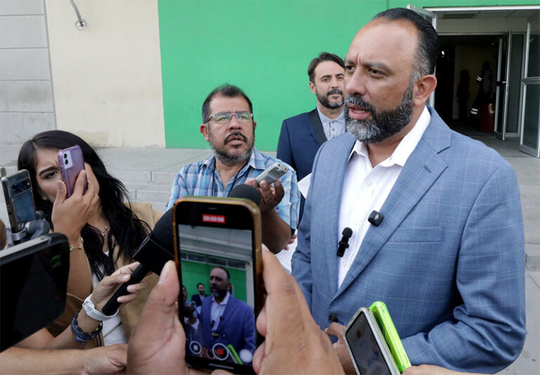 Se investiga origen del incendio en recicladora