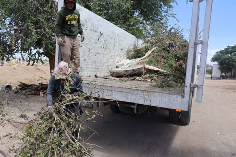 Mantienen trabajos de limpieza en arroyo de Colinas de Juárez; buscan prevenir riesgos por lluvias