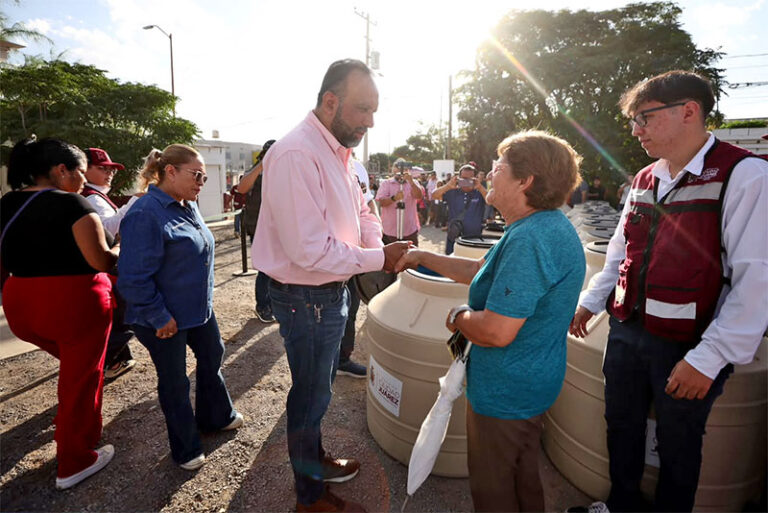 Entrega el Alcalde más de 200 tinacos a familias que no tienen agua potable