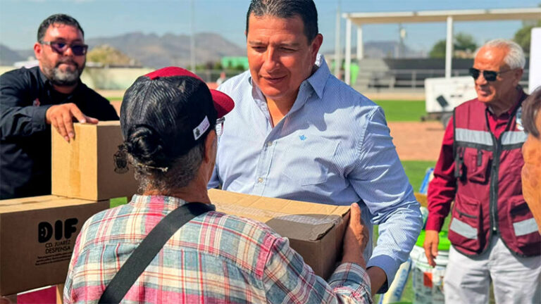 Entrega Desarrollo Social tinacos e impermeabilizantes a familias del poniente de la ciudad