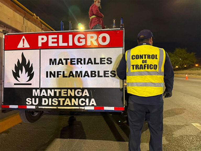 Pinta Control de Tráfico líneas de división de carriles sobre el bulevar Juan Pablo II