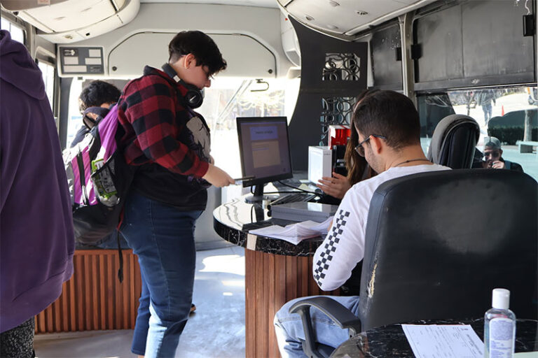 Continúa servicio de credencialización del CAM Móvil del JuárezBus en la UACJ por regreso a clases