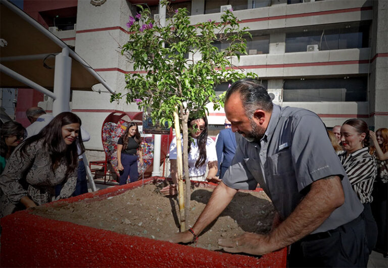 Arranca el alcalde programa “Adopta una jardinera” en la presidencia municipal