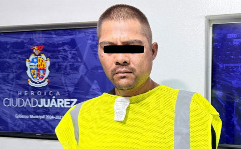 Policías municipales detienen a hombre tras cristalazo y lo sorprenden en el área de cobro de una pizzería