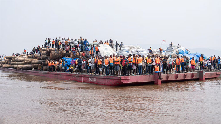 Aíslan en barco a 200 pasajeros para evitar contagio de ébola