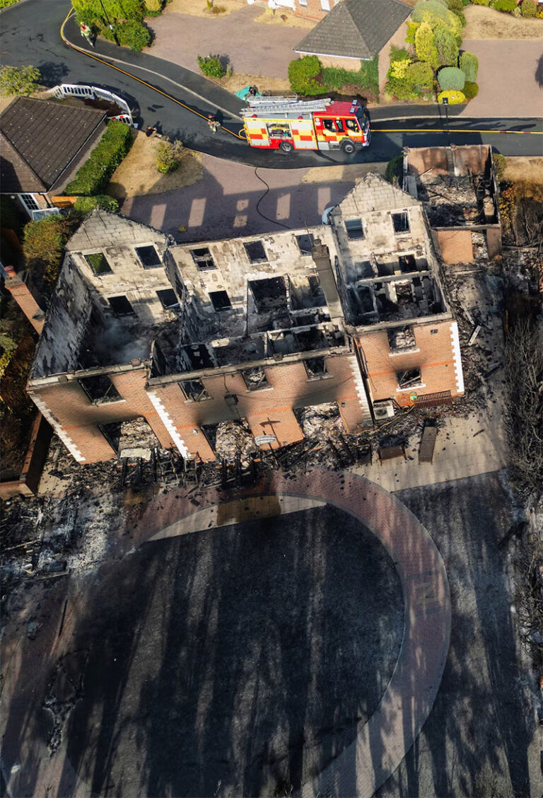 Fuego infernal consume mansiones en Stourbridge Inglaterra
