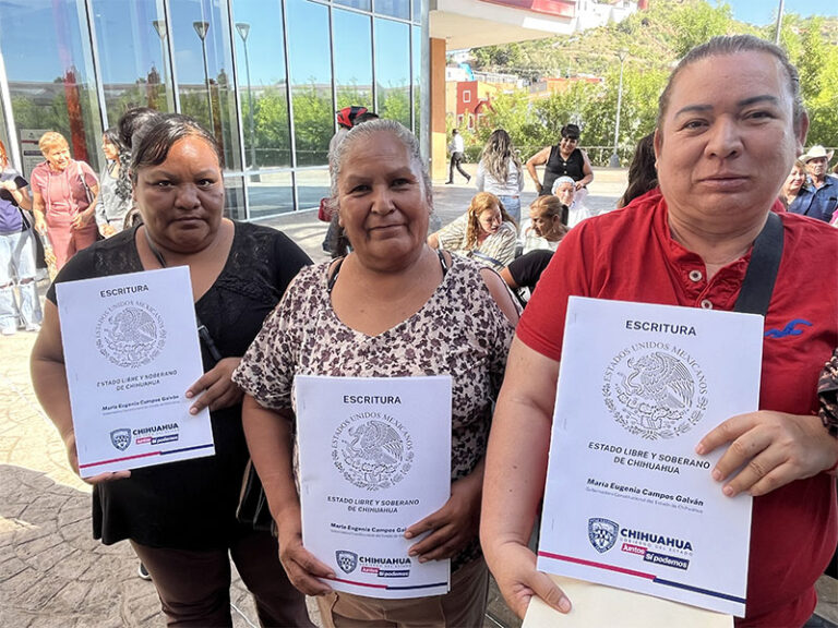 Entrega Gobierno del Estado escrituras de propiedad en Parral