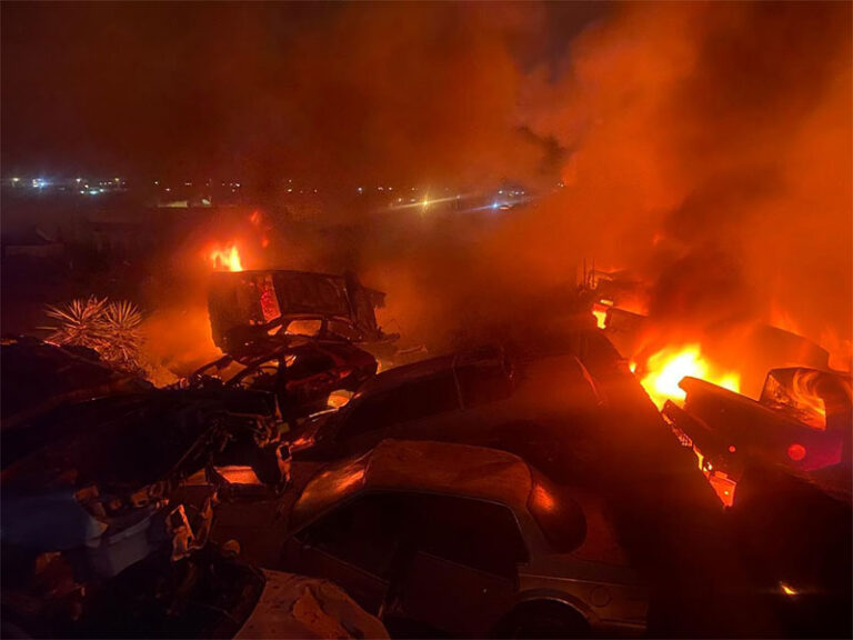 Incendio consume alrededor de 80 vehículos en yonke de la carretera a Casas Grandes