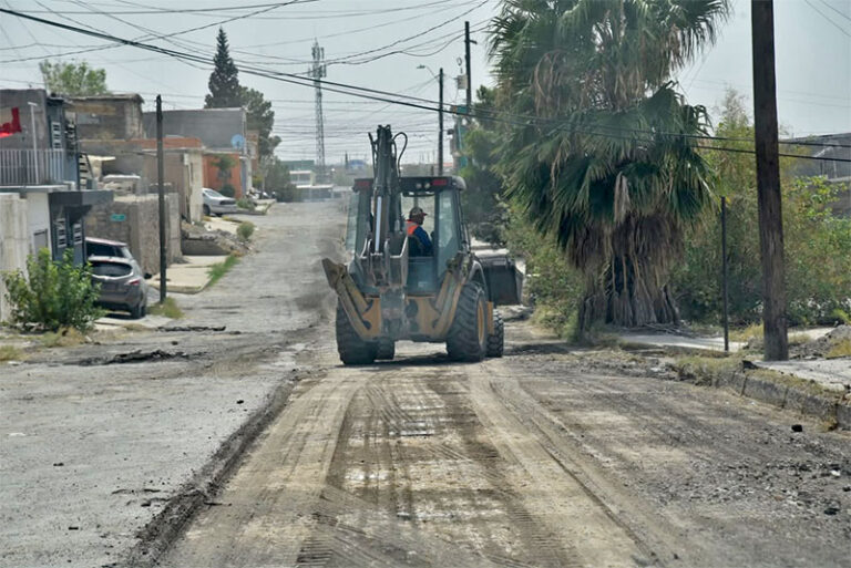 Trabaja Obras Públicas en repavimentación de calles en la colonia Francisco Villa