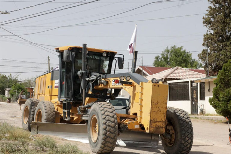 Atiende Obras Públicas con rastreo de calles en distintas colonias de la ciudad