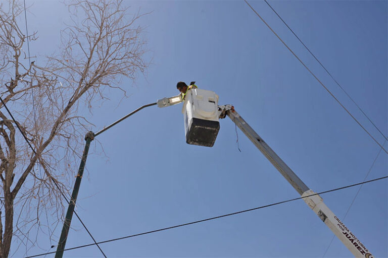 Refuerza Alumbrado Público iluminación en Parajes del Sur