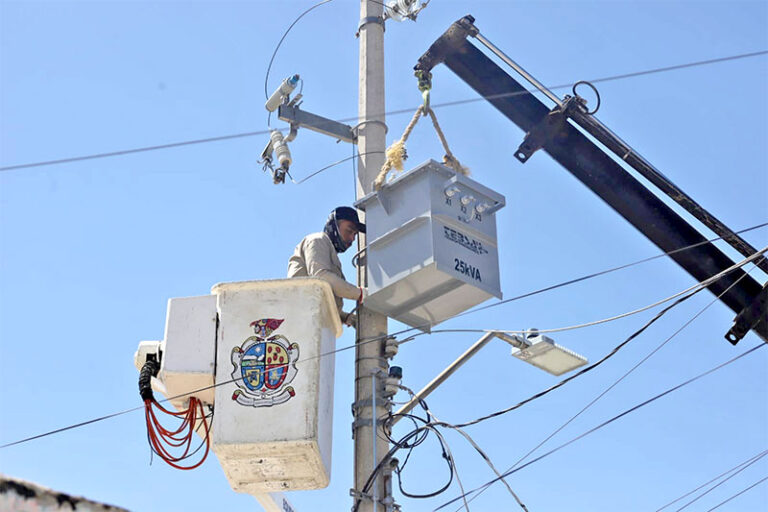 Mejora Municipio infraestructura eléctrica en la colonia Independencia