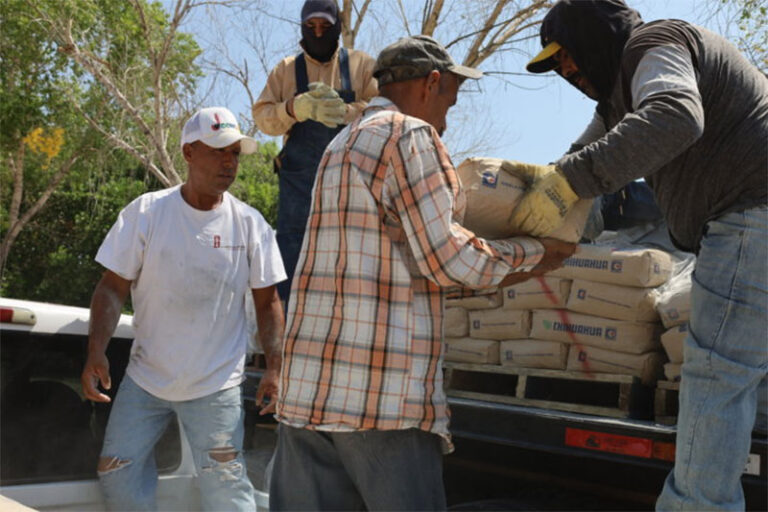 Entrega Coesvi material de construcción a 21 familias de Julimes para mejorar sus viviendas