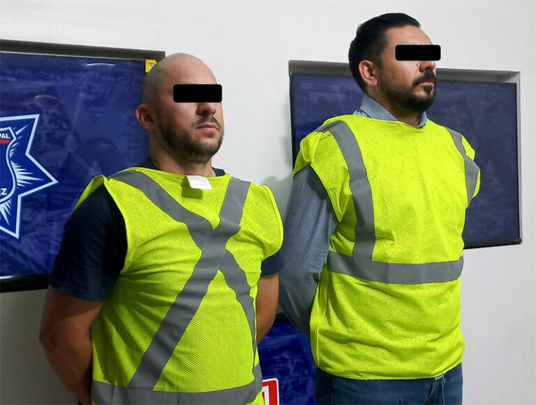 Detiene la SSPM a dos sujetos por desobediencia y resistencia; les aseguran más de 300 mil dólares