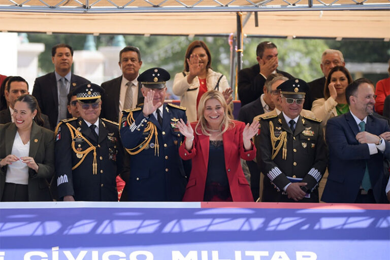 Maru Campos encabeza desfile por el 216 Aniversario de la Independencia de México
