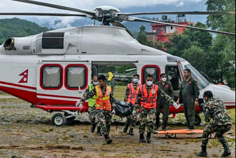 Rescatan a dos personas en Nepal, luego del deslave en días pasados
