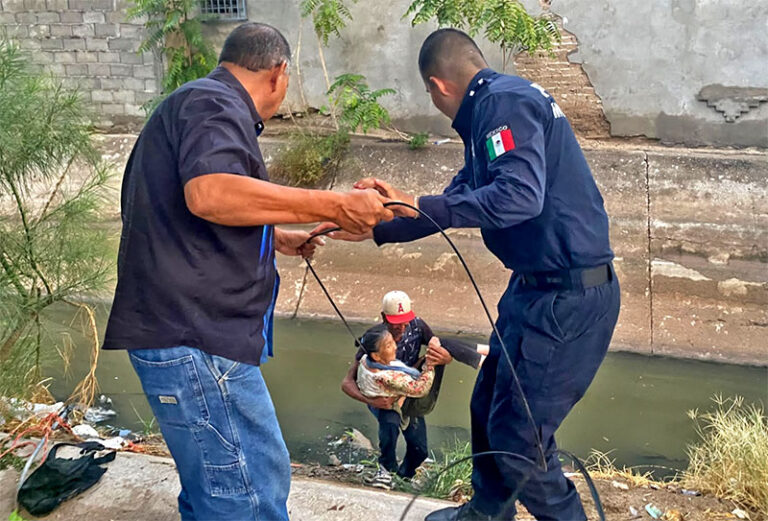 Elementos de la SSPM rescatan a adulta mayor tras caída a canal en la colonia Partido Romero